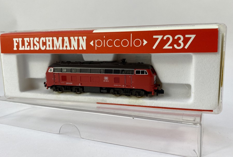Fleischmann, Écartement N, 1/160ème –Locomotive électrique  218 362-2 – DB , rouge à toit gris. Réf 7237. NB