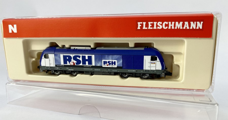 Fleischmann, Écartement N, 1/160ème –Locomotive diesel électrique BR DE2000 publicité Radio Schlewsi Holstein, bleue. Réf 726009. NB