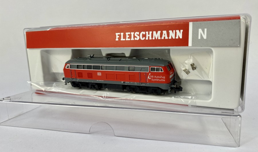 Fleischmann, Écartement N, 1/160ème, Locomotive Diesel électrique  class 218 Sylt schuttle – DB AG, rouge et grise. Réf 732611. NB