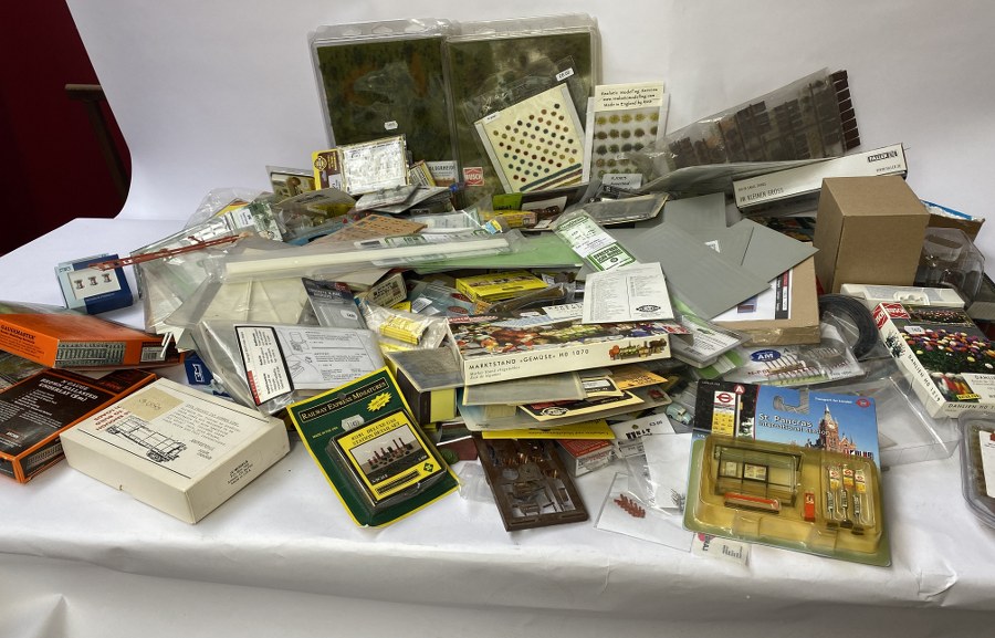 Écartement N, Gros lot d’accessoires divers principalement neuf sous blisters.