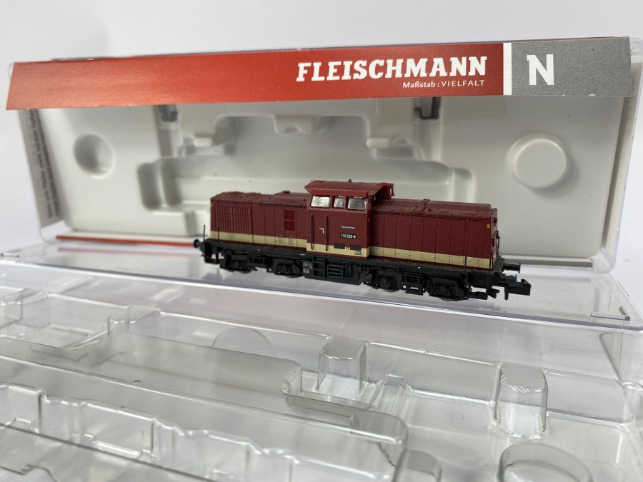 Fleischmann, Écartement N, 1/160ème, Locomotive Diesel électrique  BR 202–  DR,  bordeaux. Réf 721102. NB