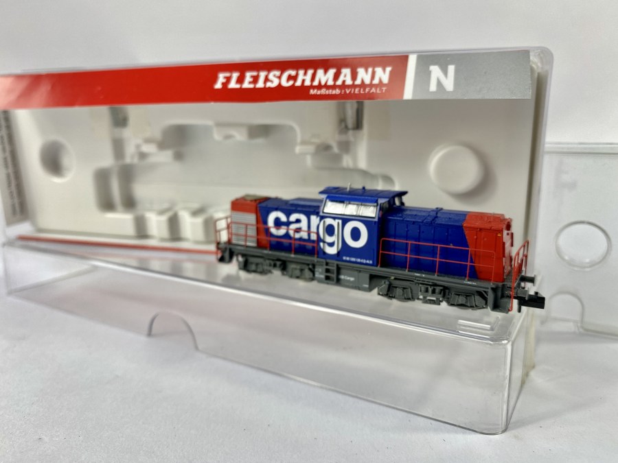 Fleischmann, Écartement N, 1/160ème –Locomotive Diesel électrique  BR 203–  SBB Cargo,  bleue et rouge. Réf 721107. NB