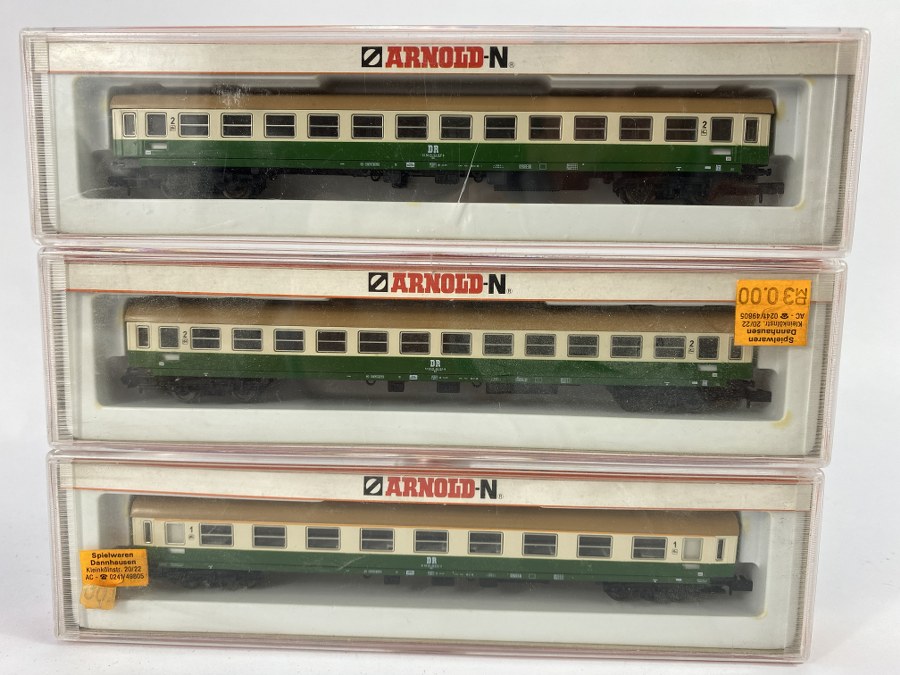 Arnold Écartement N, made western Germany, 1/160ème- Lot de 3 wagons à bogies voyageurs DR (2 x 2ème classes, 1ère classe), crème et vert à toit beige. Réf – 3204, 3205 x 2. TBE en boite