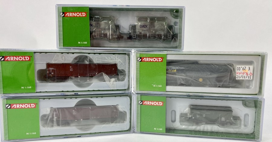 Arnold Écartement N, 1/160ème. Lot de 5 boites contenant un ou plusieurs wagons  à bogies type marchandises ou tanker. Réf – HN6276-2,-3, HN6134, HN6342, HN6346. NB