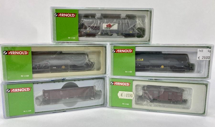 Arnold Écartement N, 1/160ème, Lot de 5  wagons  à bogies type marchandises ou tanker.  Réf – HN6276-1, HN6134, HN6145,  HN6191, HN6205. NB