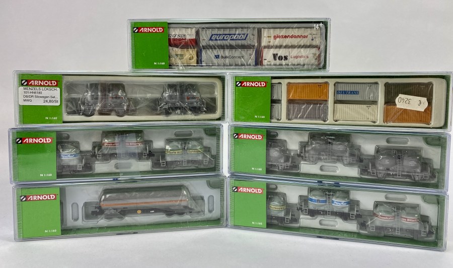 Arnold Écartement N, 1/160ème. Lot de 7 boites contenant un ou plusieurs wagons à bogies type marchandises, tanker ou containers. Réf – HN6306 x 2, HN6295, HN6368, HN6180, HN8205, HN8206. NB