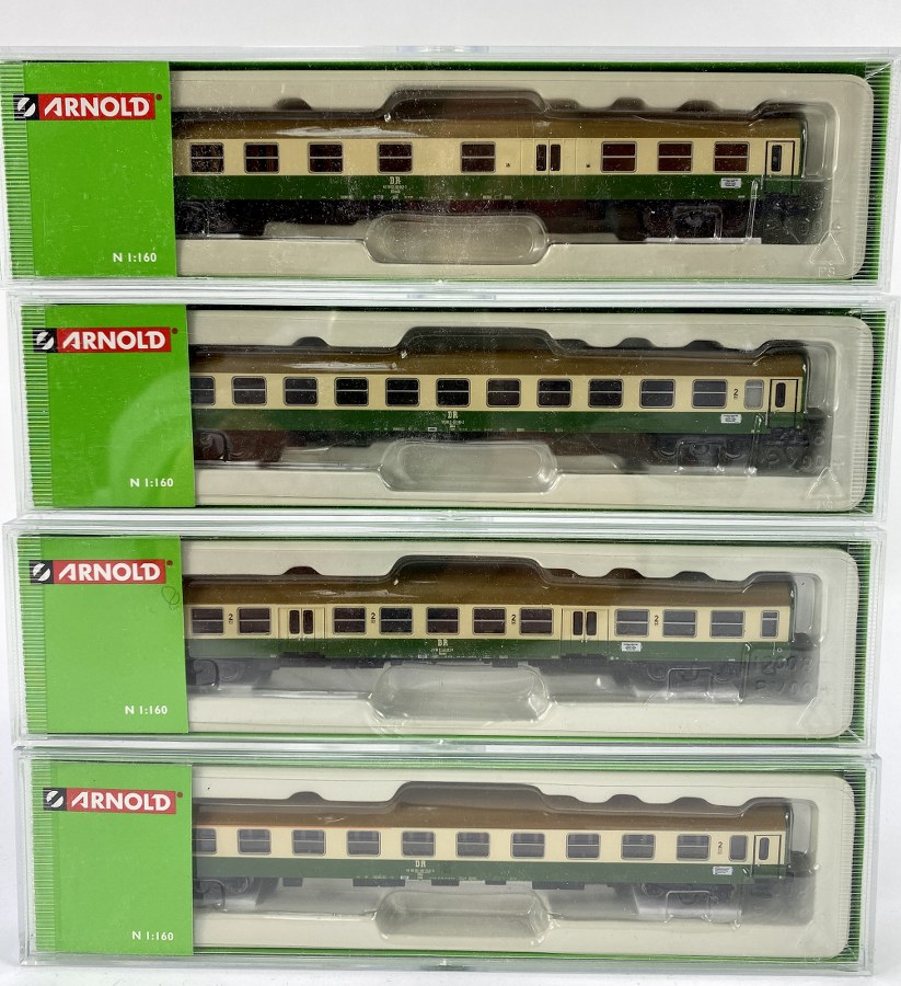 Arnold Écartement N, 1/160ème. Lot de 4  wagons  à bogies voyageurs 2ème classes, DR crème et vert à toit beige. Réf – HN4085-1-2-3-4 NB