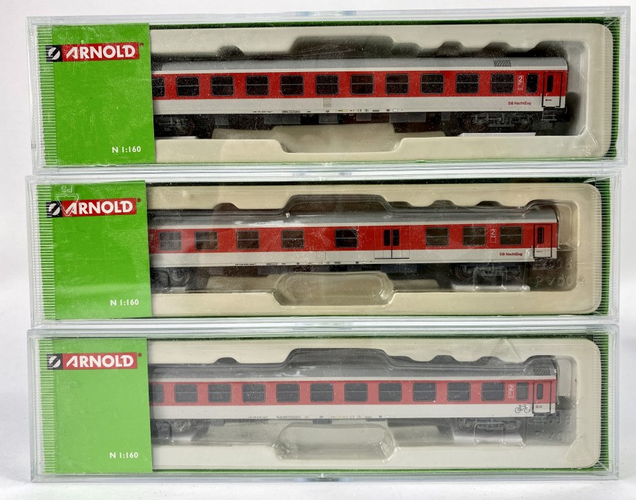 Arnold Écartement N, 1/160ème . Lot de 3 wagons  à bogies voyageurs 2ème classes, DB NachtZuggris-rouge à toit gris. Réf – HN4088-1-2-3 NB