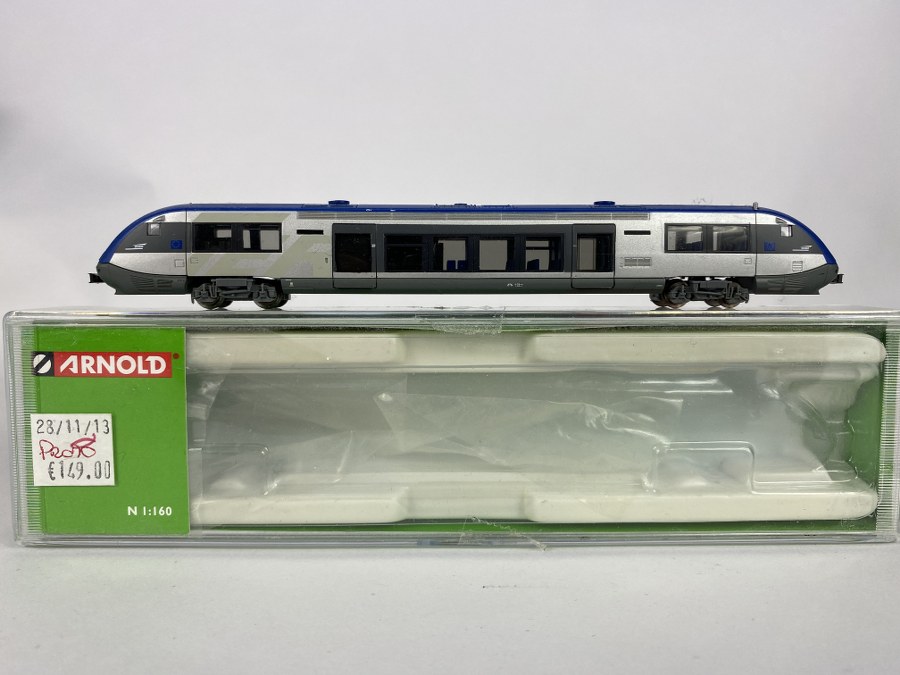 Arnold Écartement N, 1/160ème. Autorail diesel TER X73639 SNCF, gris argent/bleu. Réf – HN2421. NB