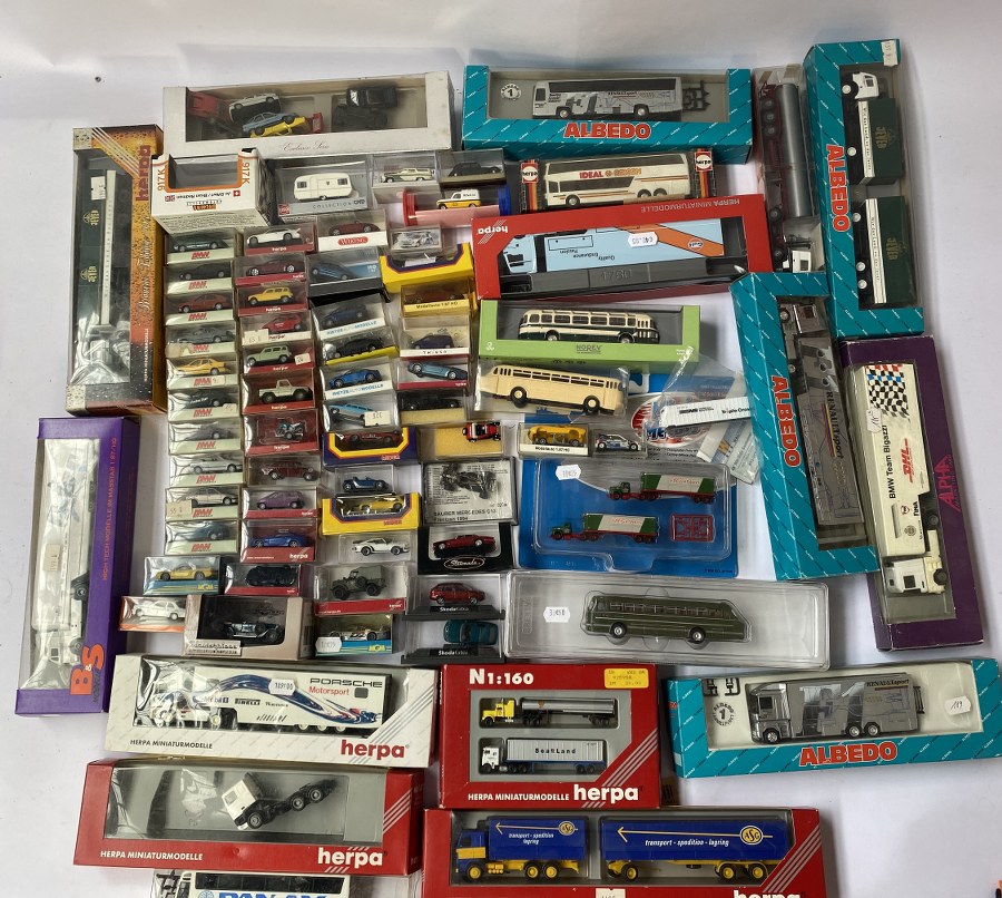  Herpa, Albedo, Alpha, MGM, AMV, Brekina,etc.., 1/87ème  Lot d’une soixantaine  de petites voitures et camions. NB pour la grande majorité