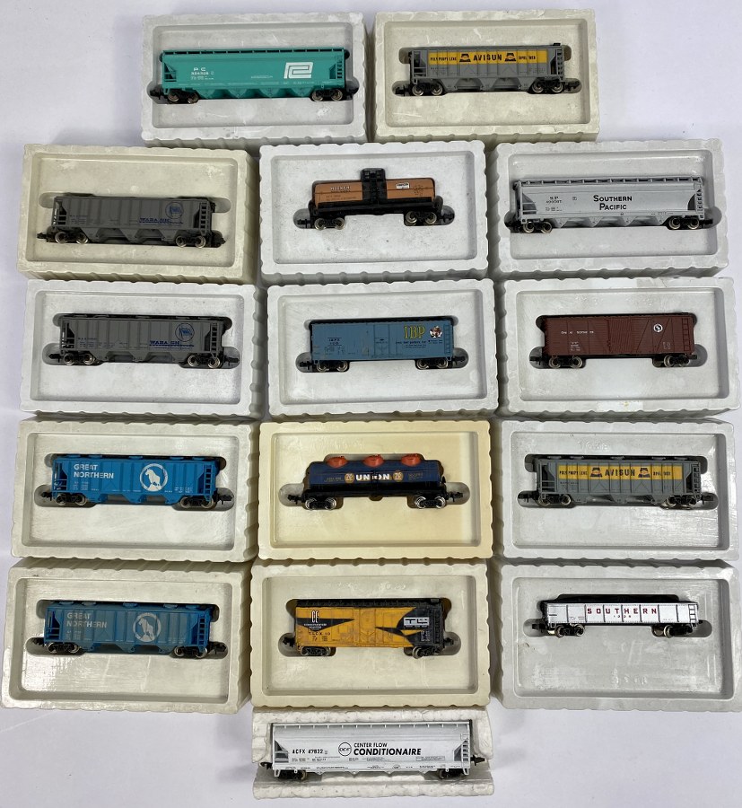 BACHMANN Écartement N, 1/160ème, lot de 12 wagons à bogies de marchandises divers .TBE manque une partie de l’emballage d’origine. A nettoyer