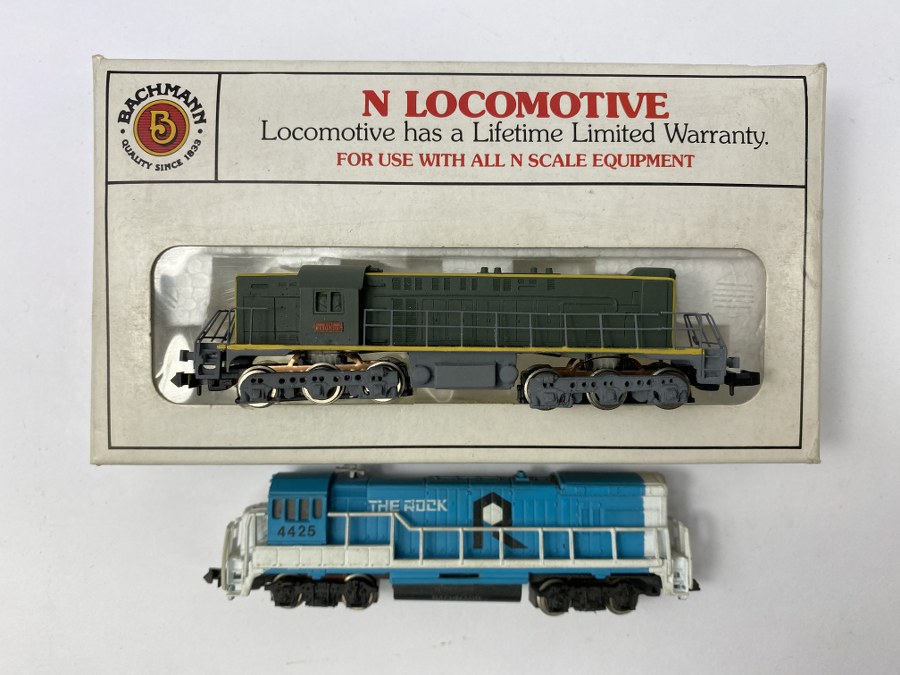 BACHMANN Écartement N, 1/160ème, Lot de 2 locomotives - Union Pacific réf 51067001, verte TBE en BO - The Rock locomotive diesel 4425, bleue - EU
