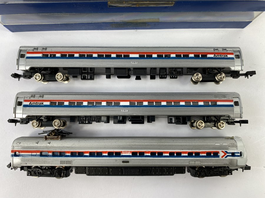 BACHMANN Écartement N, 1/160ème, Rame métropolitain AMTRAK se composant de 3 éléments.(motrice et deux wagons), Réf 4761, 53102205 x 2, BE en BO. On y joint 2 wagons (voyageurs et bar), sans boites de la GNER (route of the flying scotsman) bleu nuit à liseré orange. BE