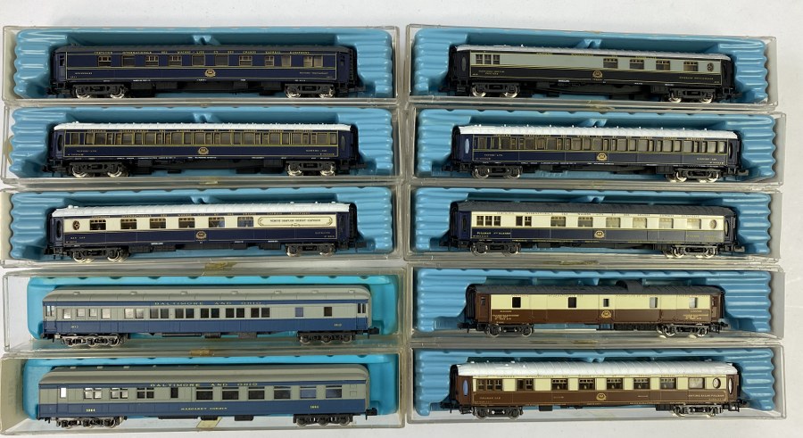 RIVAROSSI Écartement N, 1/160ème, Lot de 8 wagons de voyageurs dont CIWL, Pullman, etc. Réf – 9660, 9554, 9553, 9552, 9661, 9662, 2612, etc.. TBE en BO – A nettoyer