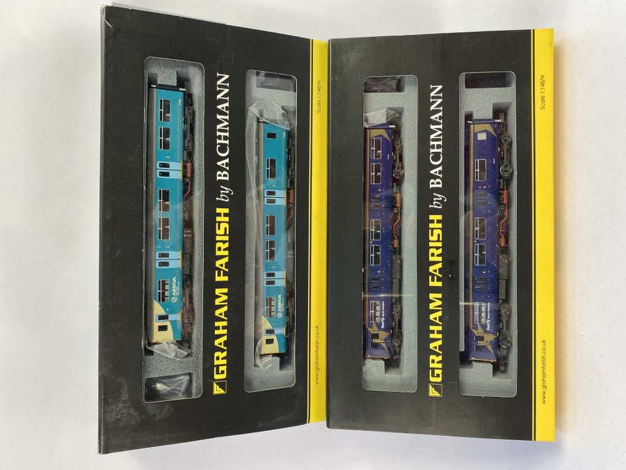 Graham Farish par BACHMANN Écartement N, 1/148me, 2 sets de 2 wagons chacun : - 2 wagons voyageurs 150 1/1ère classes, DMU First North Western, bleu avec étoile -  Réf 321-325 - 2 wagons voyageurs 150 2/2, DMU «Arriva trains Wales/trenau Arriva Cymru», vert turquoise -  Réf 321-327 NB