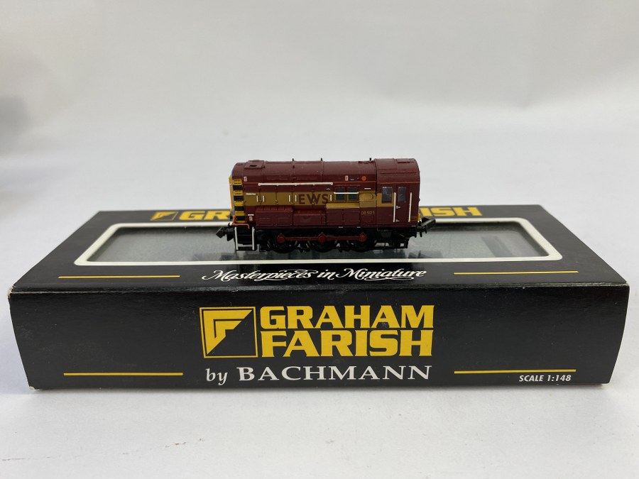 Graham Farish, Écartement N, 1/148me, Locomotive diesel de fret,  class 08-  EWS 08921 bordeaux. Réf 371-016 NB