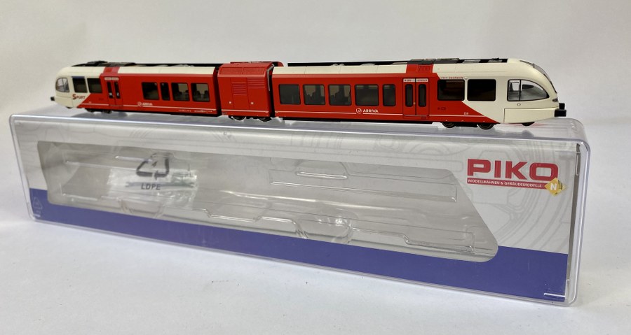 PIKO, Écartement N, Germany – 1/160ème – Autorail double diesel  239 GTW  2/6 ARRIVA – Crème et rouge, Réf 40228, NB