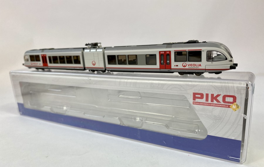 PIKO, Écartement N, Germany – 1/160ème, Autorail double diesel GTW  2/6 VEOLIA– Gris argent/rouge, Réf 40222. NB