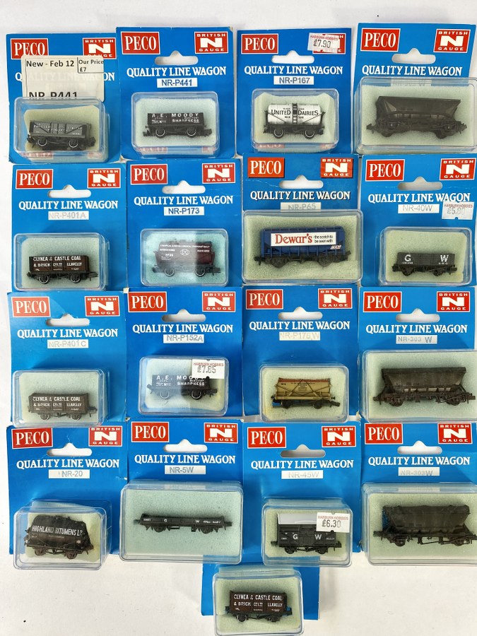 PEKO Écartement N , England- Lot de 17 wagons de marchandises à essieux (tanker, céréales,etc...), Réf: NRP441, NRP401A, etc....Voir photo, NB