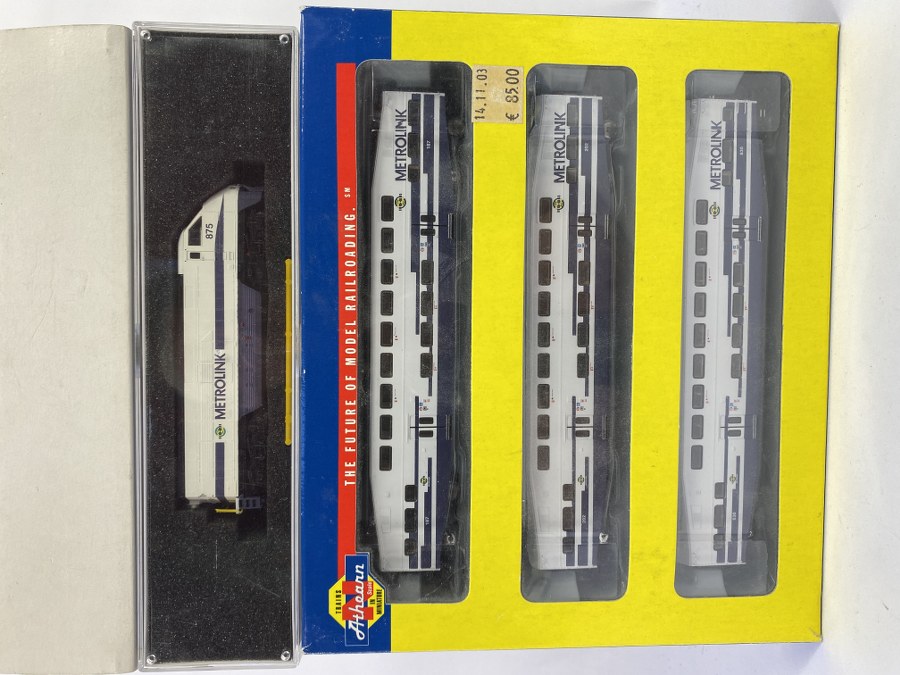 Athearn, Écartement N, USA – 2 coffrets contenant une rame METROLINK, Motrice diesel (F59PHI) et Bombardier control car, 630 et wagons voyageurs 202), Réf 10160, F59PHI , NB