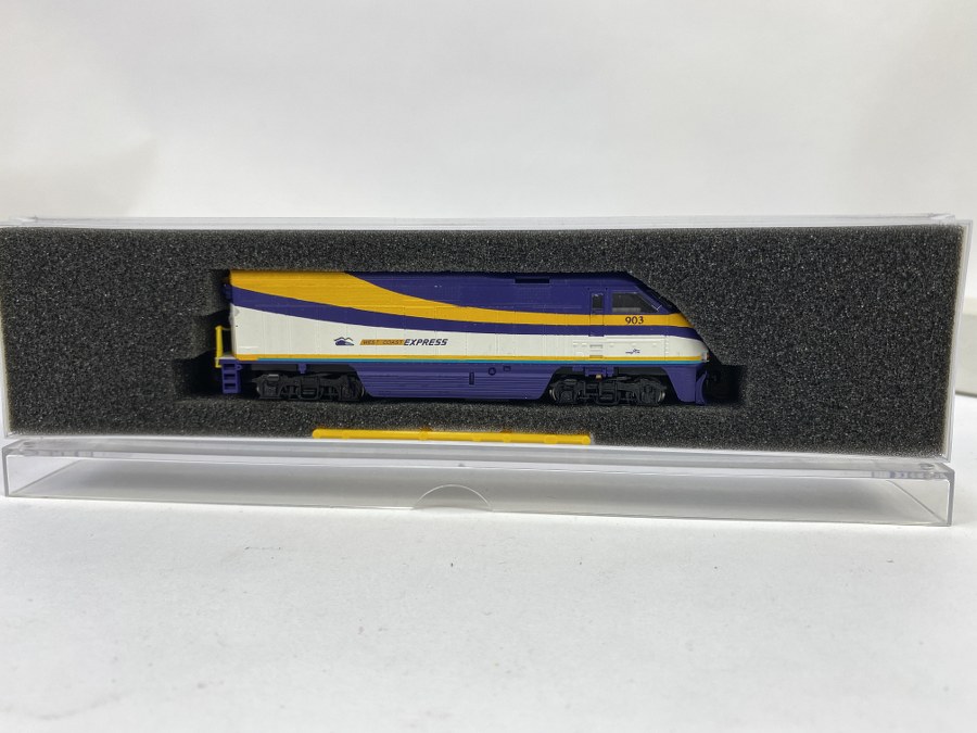 Athearn, Écartement N, USA –Motrice diesel EMD West Coast Express,  903,(F59PHI), bleu/blanc/jaune, Réf 10018