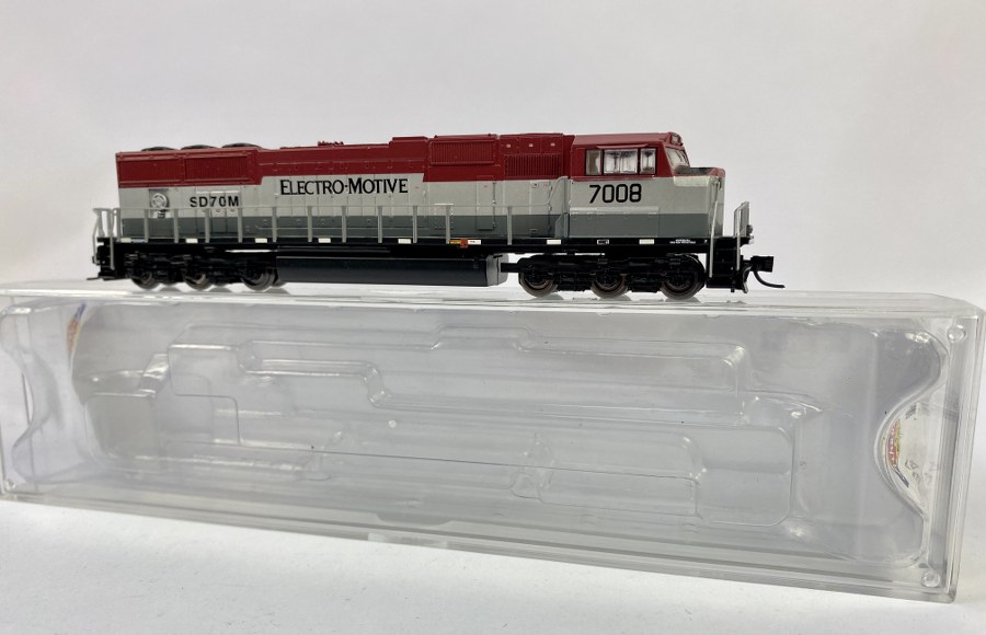 Athearn, Écartement N, USA, Locomotive, Diesel, EMD «SD70 - Electro Motive  Diesel – 7008», Bordeaux, Réf 10734, NB