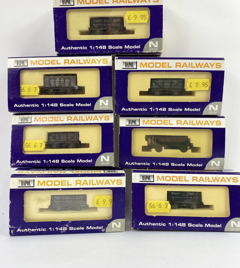 DAPOL, Écartement N, Grande Bretagne – 1/148éme, Lot de 7 wagons de marchandises à essieux, (transport de poudre, etc.), Réf NB- 026, 006, 033A, 0217, 025 x 2, 026. NB (boites mauves)