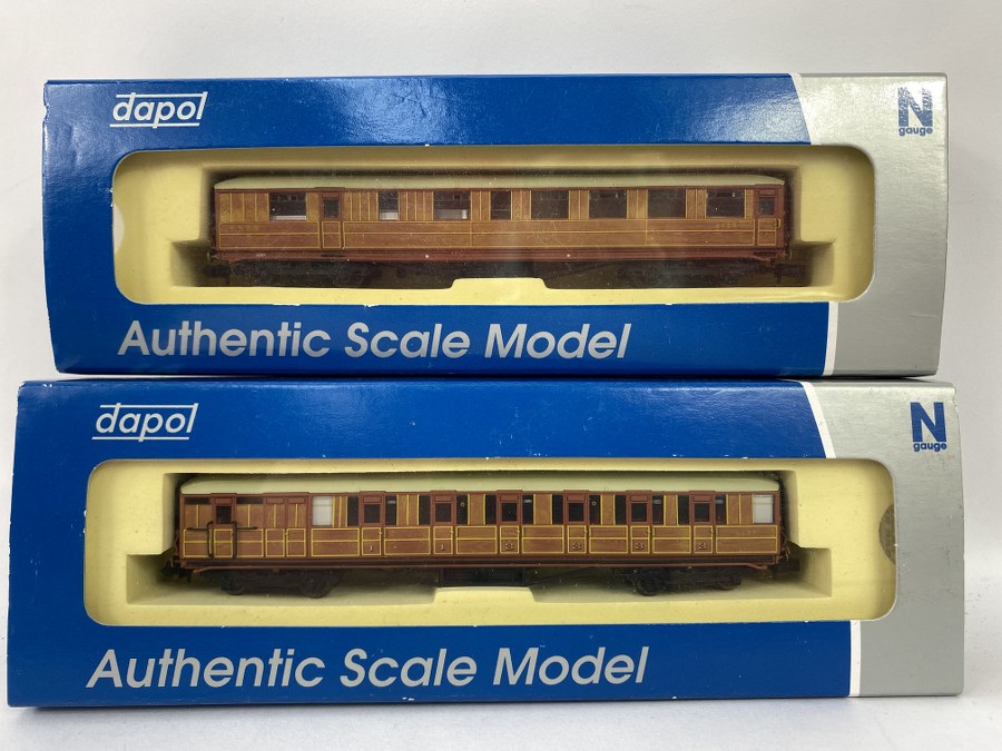 DAPOL Écartement N, Grande Bretagne -Lot de 2 wagons voyageurs Gresley LNER, livrés Teck. Réf : NC-210B, 211C, NB (boites bleues)