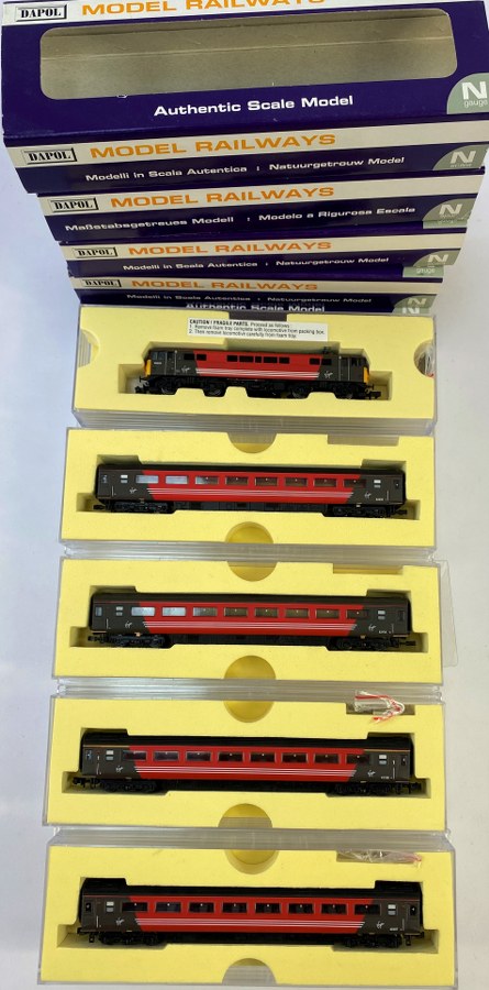 DAPOL, Écartement N, Grande Bretagne – Rame livrée Virgin rouge/noire dont un loco électrique class 86, et 4 wagons. Réf ND-099A, NC-053D MK3, NC-051A MK3, NC-053A MK3, NC-053D MK3, NB