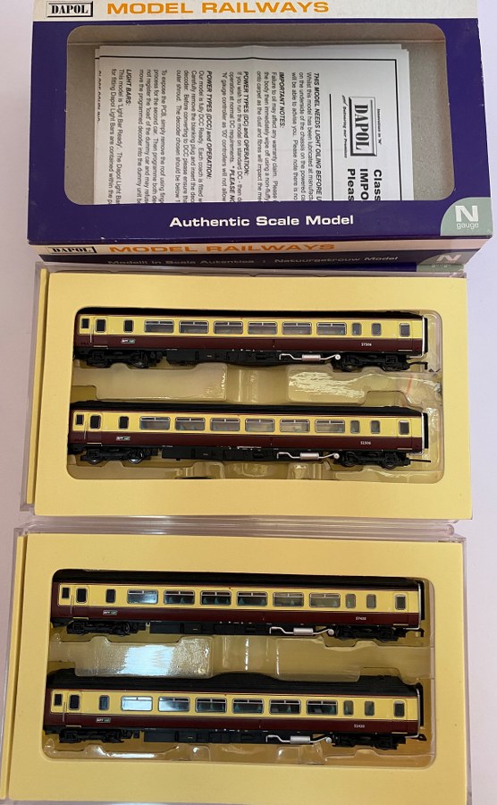 DAPOL, Écartement N, Grande Bretagne – 2 coffrets contenant chacun 2 wagons voyageurs class 156 Strathclyde. Dummy. Réf ND-083A, ND-083B. NB