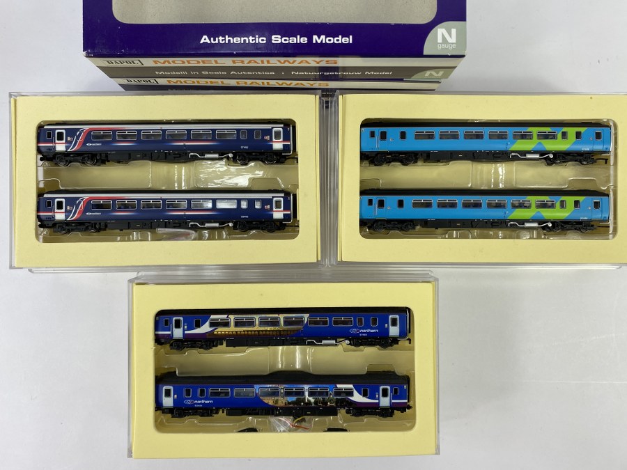 DAPOL, Écartement N, Grande Bretagne – lot de 3 sets de wagons voyageurs contenant chacun 2 wagons class 56 (Northen rail «Settle and carlisle», 