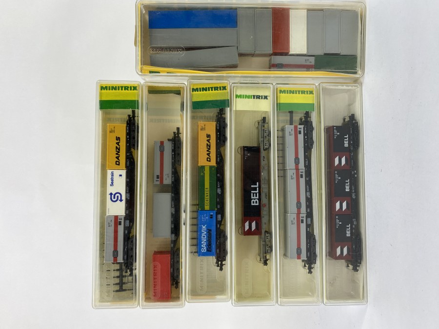 MiniTrix, Écartement N, Germany –  Lot de 6 wagons à bogies, transport à 3 containers, on y joint une boite contenant de nombreux containers, Réf 13887, 13511 x 2, 3511, 13507, 13883, NB