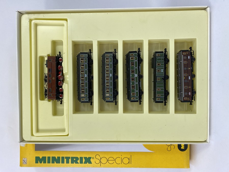 MiniTrix Exclusiv, Écartement N, Germany – coffret rame train rapide Bavarois comprenant une locomotive électrique type EP/06 marron et 4 wagons voyageurs et 1 fourgon. Réf 51 1077 00, NB