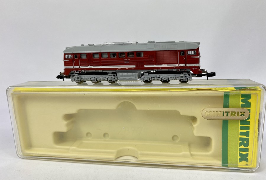 MiniTrix, Écartement N, Germany – Locomotive électrique BR 220-163-00 DR Taiga Drum (DDR), rouge à toit grise, Réf 12877, NB