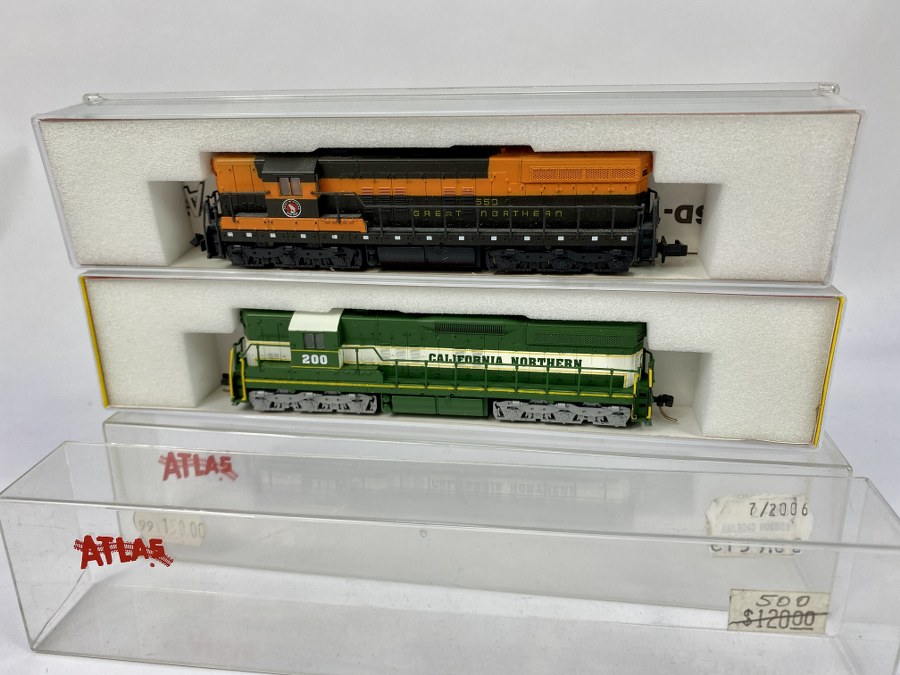 ATLAS, Écartement N, 2 Locomotives diesel : -  SD-7, 550 – Green Northern. Grise/orange, - SD-9, 200 – Special run, California Northern. Verte/blanc/jaune, Réf 4510 (boite marquée 4512), 5356X, NB