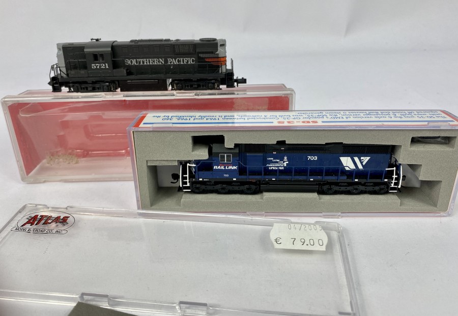 ATLAS, Écartement N, 2 Locomotives diesel : -  Alco RS11, 5721 – Southern Pacific. Noire, -  EMD SD-35, 703 – Montana Rail Link. Bleue. Réf 4265, 49449, NB