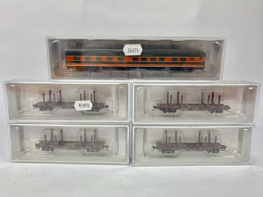 WALTHERS - N – Lot de 5 wagons dont un wagon pullman couchette pour la Great Northern, Orange/gris et 4 wagons de transport de frets vide pour les compagnies ( Southern Pacific, CWWR), Réf 932-55031, 932-8862 x 3, 932-28861, NB