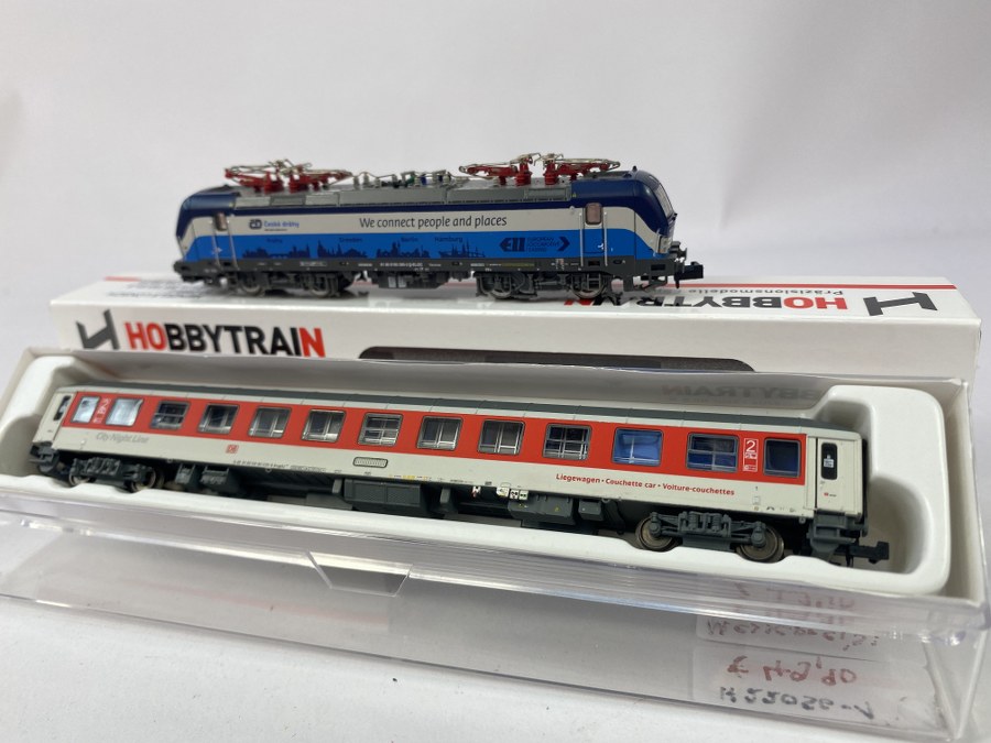 HOBBY-TRAIN – N –Locomotive électrique BR 193, 2S Vectron CD (Cie Tchèque) bleue, on y joint un wagon de la DB city night line Aurora 2ème classe. Rouge/gris, Réf 2986, NB