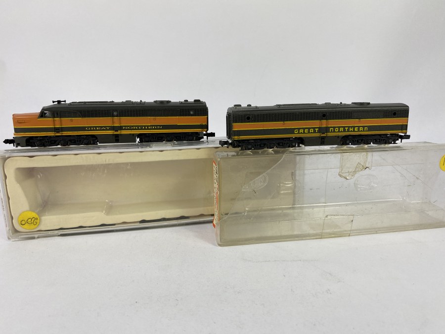CON-COR, Écartement N, Locomotive Dummy Great-Northem et wagon «Dummy» Chicago Northwest. Réf 002104, 02091, TBE en BO (un couvercle cassé)