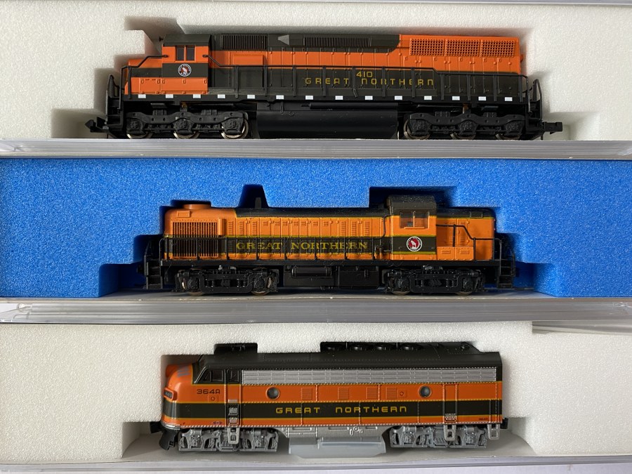 KATO – Écartement N – Lot de 3 locomotives de la Great Northern : - EMD SD45/ 410, - EMD F7A série 350, - RS-3 / 364A, Orange/noir, Réf – 176-2131, 17708M, 176-3112, NB