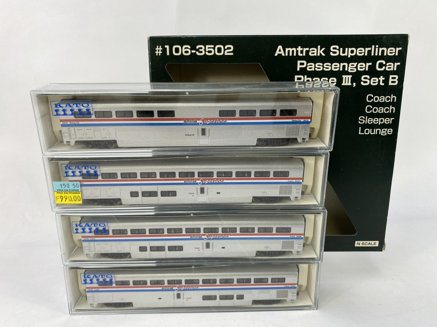 KATO – Écartement N –   Coffret contenant 4 wagons à étage Amtrak Super Liner – (Salon, couchettes, voyageurs x 2) gris argent et bandes tricolore rouge/blanc/bleu, Réf 106-3502, NB