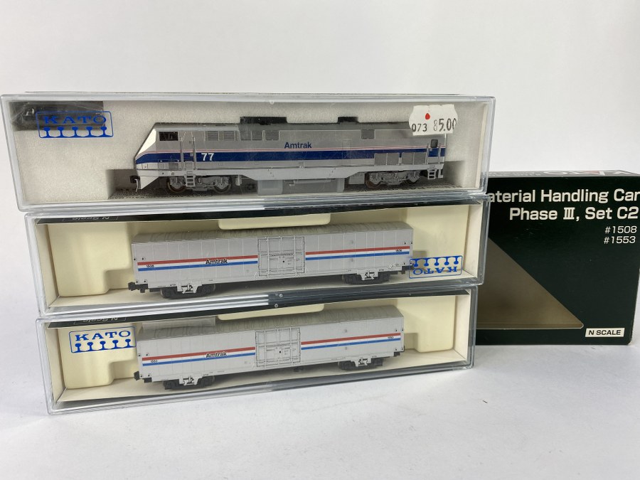 KATO – Écartement N - Lot comprenant une locomotive diesel GE P42 Amtrak 77 Genesis et un coffret avec deux wagons fourgons 1508, 1553 Amtrak Super Liner. Gris argent et bandes tricolore rouge/blanc/bleu, Réf 176-6002, 106-3506, NB, Mémo (boite loco inversée sur la photo avec lot 350 réf 176-6007) 