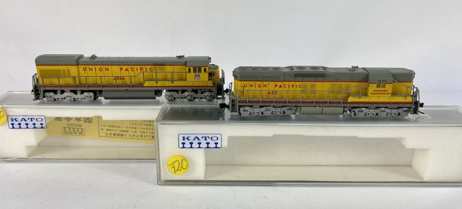 KATO – Écartement N – Lot de 2 locomotives Diesel de la Union pacific : - Type U30C  2814 Jaune/Grise bande et lettrages rouge, -Type SD-7  - 457-  Jaune/Grise bande et lettrages rouge, Réf – 17617-B, (17724-4 (erreur boite, A vérifier si Kato ou Athearn), TBE en Boite