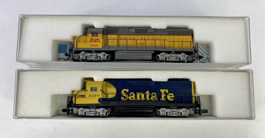 KATO – Écartement N – Lot de 2 locomotives diesel : - EMD GP38-2, Santa-Fe, 3571, jaune/bleue, -EMD GP38-2, Union Pacific, 2040, Jaune/Grise bande et lettrages rouge, Réf – 176-014, 176-015, NB