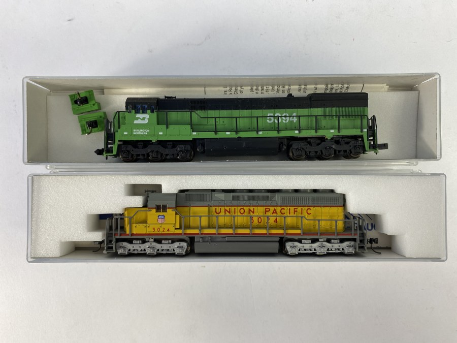 KATO – Écartement N - Lot de 2 locomotives diesel. : - EMD SD-40, Union Pacific, 3024, Jaune/Grise bande et lettrages rouge, - GE U30C, Burlington Northern 5394, verte/noir, Réf – 176-20E, 176-173, NB