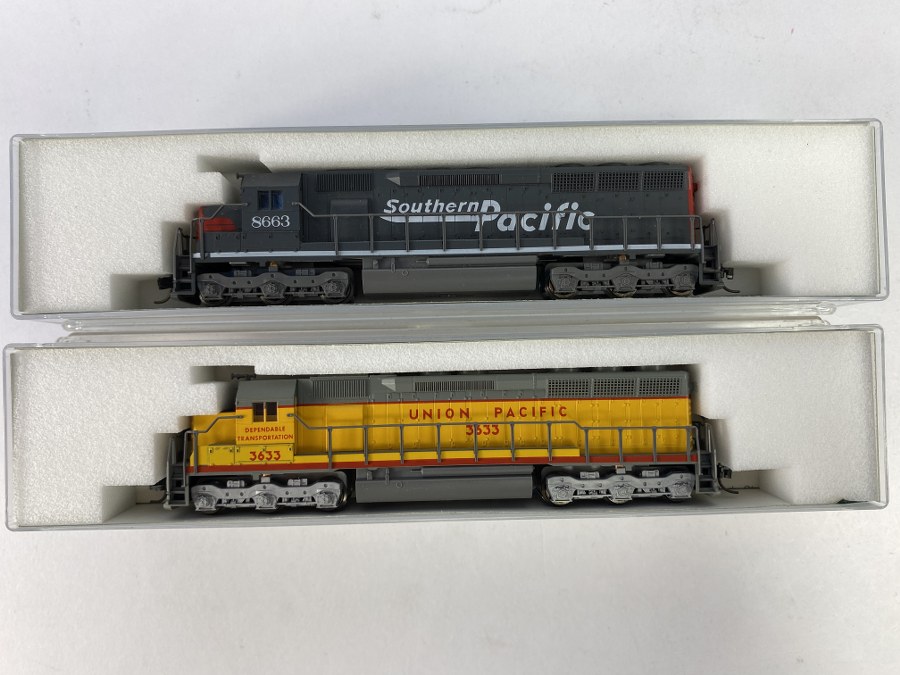 KATO – Écartement N - Lot de 2 locomotives diesel. : - EMD SD-45, Union Pacific, 3633, Jaune/Grise bande et lettrages rouge, - EMD SD-45 Southern Pacific 8663, Gris anthracite, Réf – 176-31C, 176-173, NB