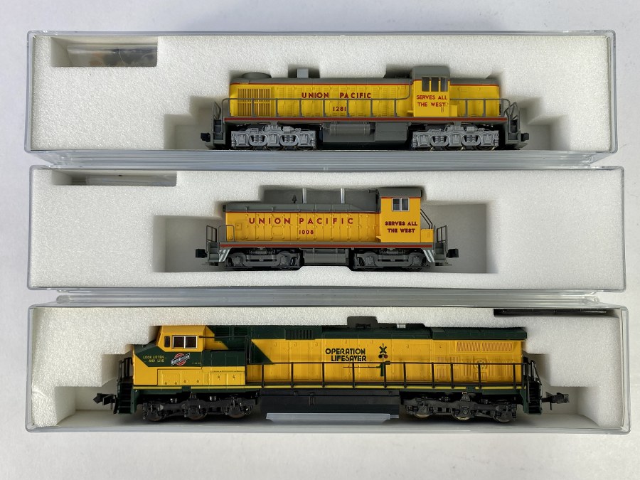 KATO – Écartement N -  Lot de 3 locomotives diesel. : - GE C44-9W, Chicago&North Western, Opération LifeSayer, - EMD NW2- Union Pacific – 1008, - Alco RSC-2- Union Pacific – 1281, Réf – 176-3309, 176-4359,176-4305, NB