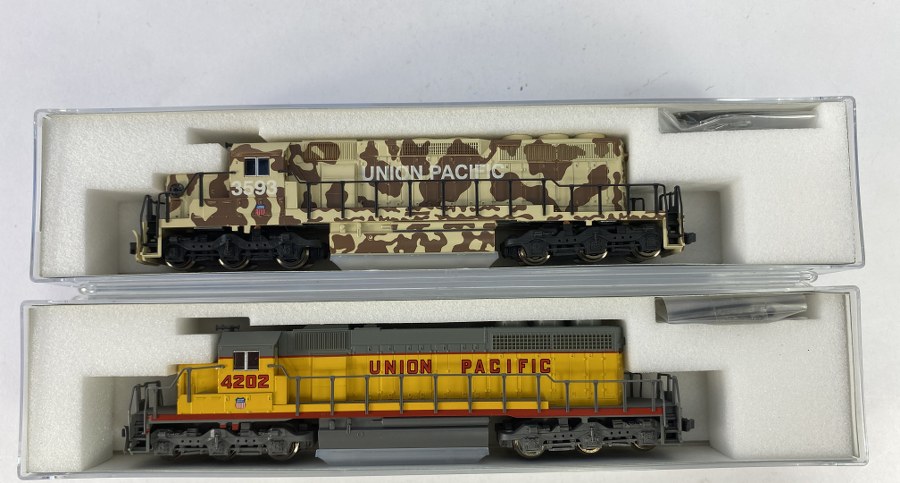 KATO – Écartement N - Lot de 2 locomotives diesel : - EMD SD-40-2, Union Pacific, Désert Storm 3593, camouflage militaire, - EMD SD-40-2  EARL Union Pacific 4202, Réf – 176-4999, 176-4705, NB