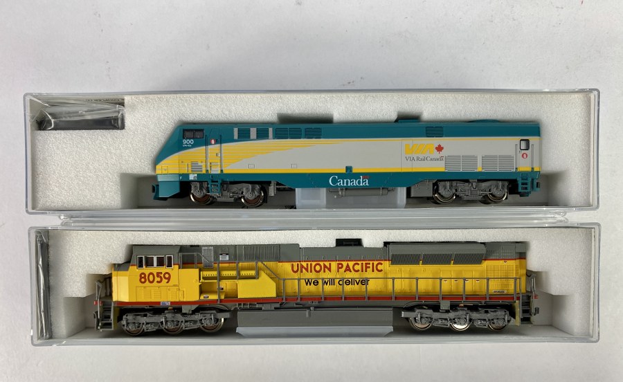 KATO – Écartement N - Lot de 2 locomotives diesel : - GE P42 Genesis, Via Rail Canadian, 900, Jaune/verte/grise, - EMD SD-90/43 MAC Union Pacific 8059, Jaune/Grise bande et lettrages rouge, Réf – 176-6007, 176-5608, NB