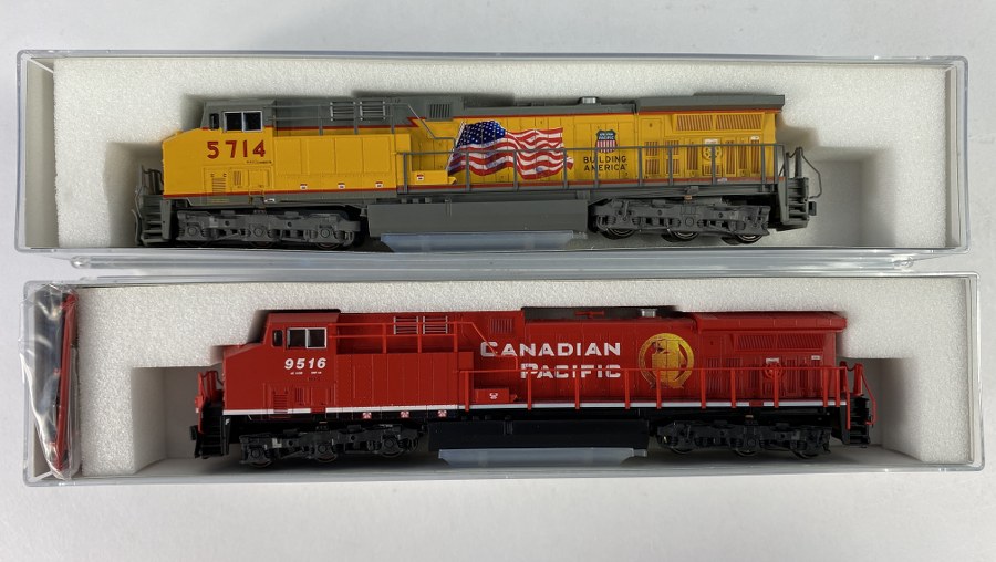 KATO – Écartement N - Lot de 2 locomotives diesel : - GE AC 4000 CW,  Canadian Pacific 9516, rouge, - GE AC 4000 CW,  Union Pacific, 5714, Jaune/Grise bande et lettrages rouge et drapeau USA, Réf – 176-7213, 176-7003, NB